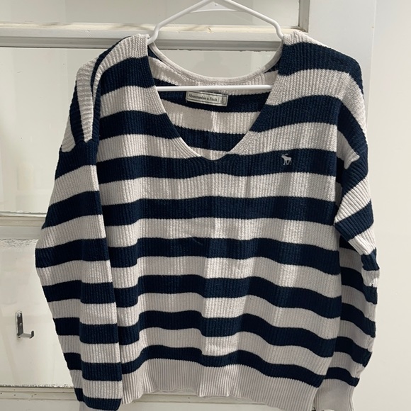 Cute sweater - Picture 1 of 3